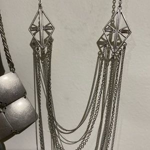 Express dangling necklace